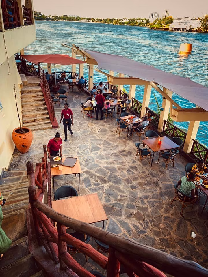 Lunch with ocean view at Forodhani Restaurant