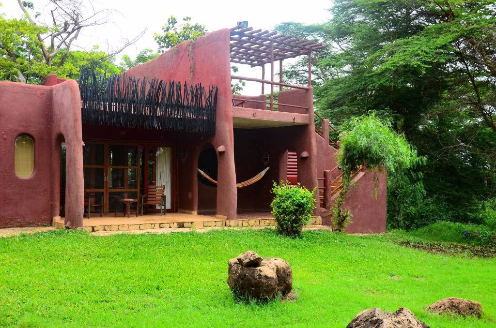 Amboseli Serena Safari Lodge with views of Mount Kilimanjaro in the background